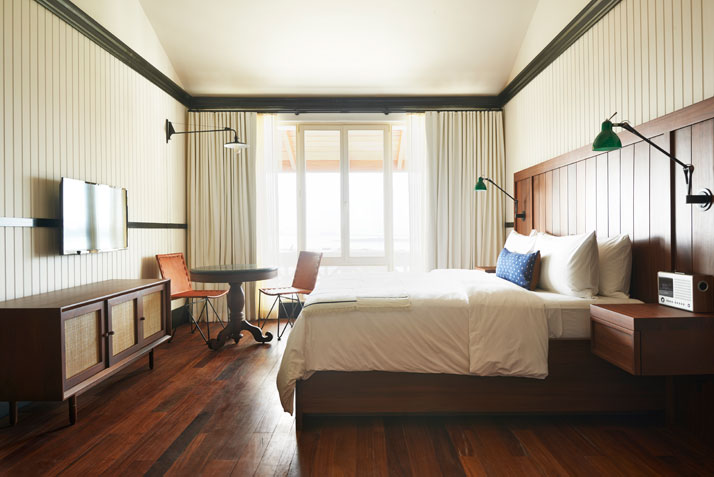 In/Out - American Trade Hotel