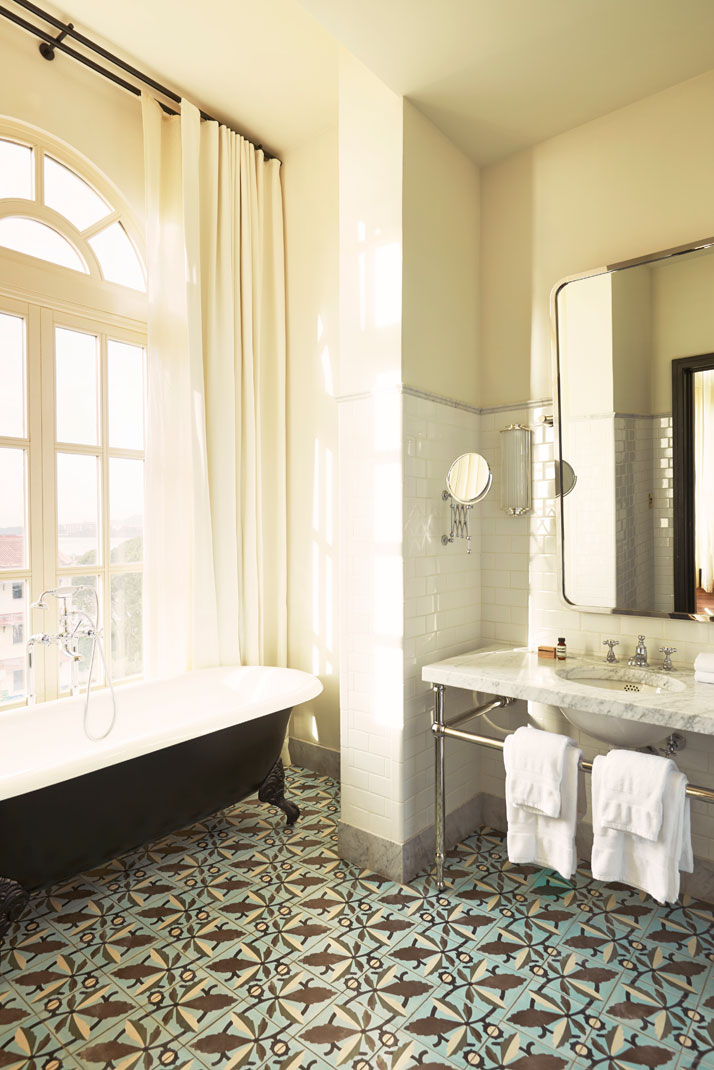 In/Out - American Trade Hotel