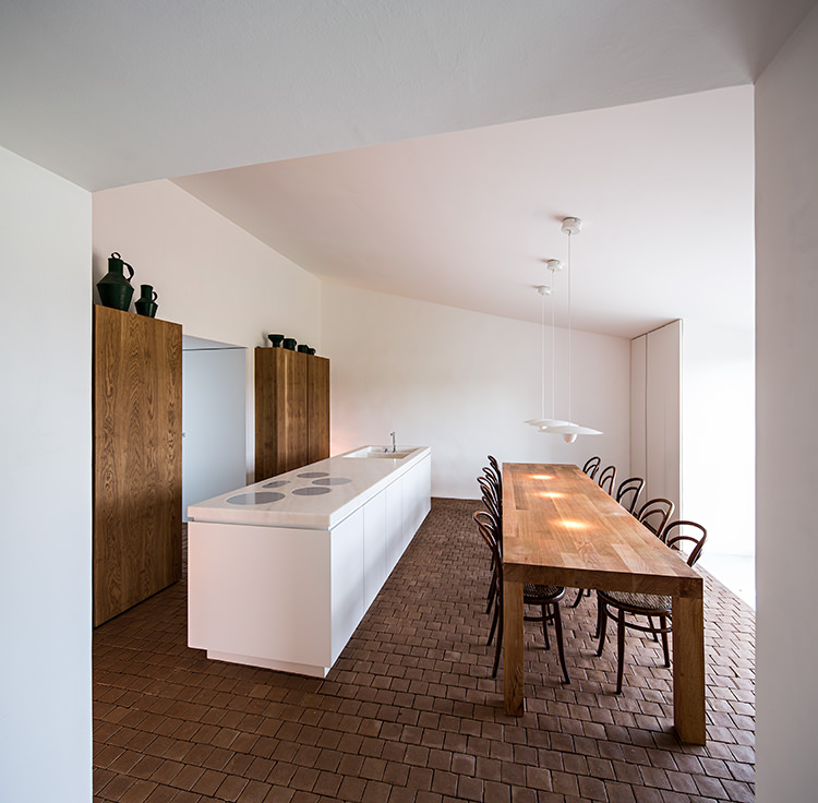 In/Out - Out/About: Casa No Tempo