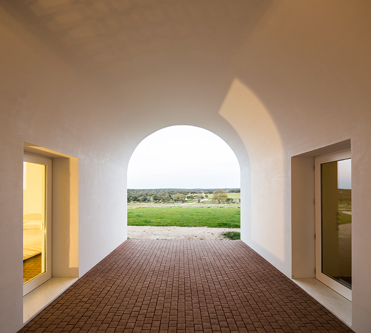In/Out - Out/About: Casa No Tempo