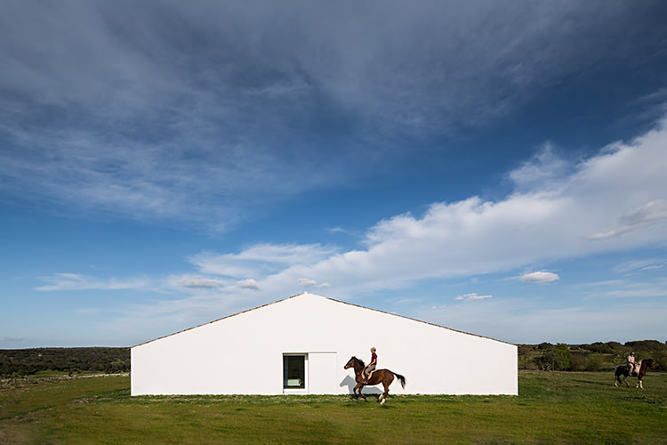 In/Out - Out/About: Casa No Tempo