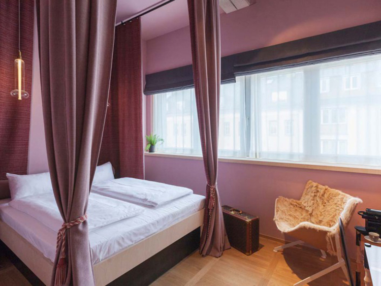 In/Out - OUT/ABOUT: Flushing Meadows Hotel