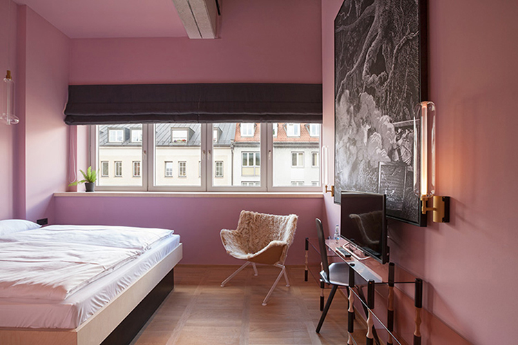 In/Out - OUT/ABOUT: Flushing Meadows Hotelv