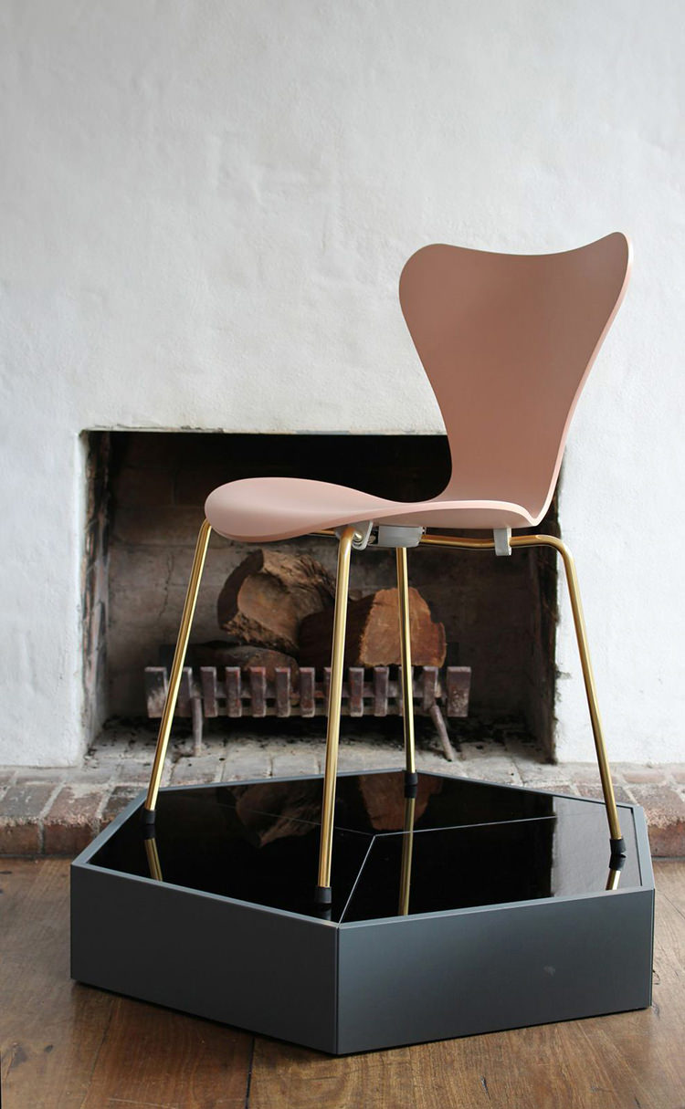 In/Out - OUT/ABOUT: Anniversary Series 7 Chair - Fritz Hansen 