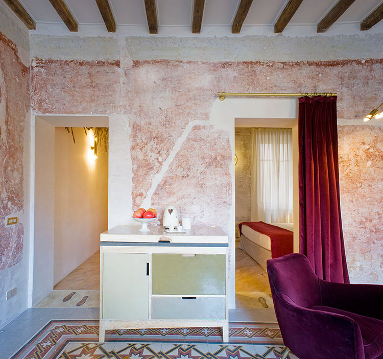 In/Out: G-Rough Hotel