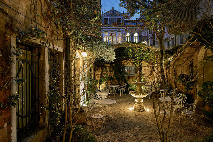 In/Out: Casa Flora Venice