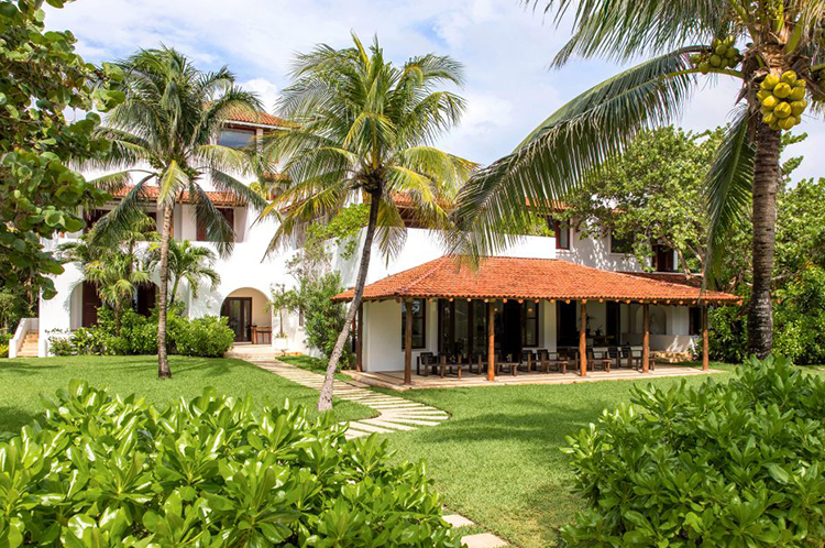 In/Out:Hotel Esencia