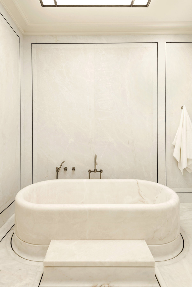 In/Out: Avenue Montaigne
