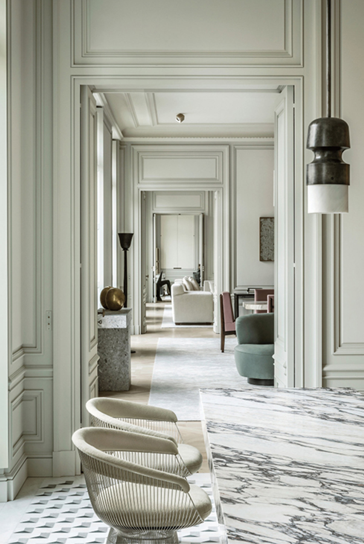 In/Out: Avenue Montaigne