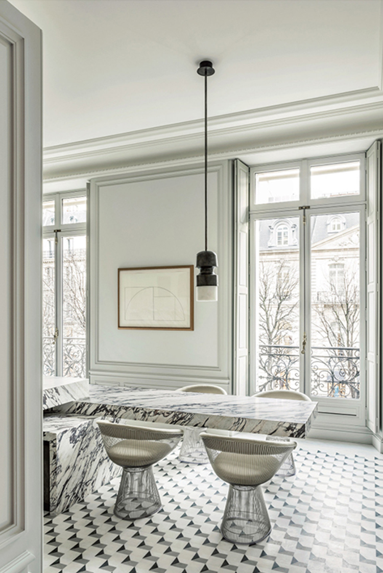 In/Out: Avenue Montaigne