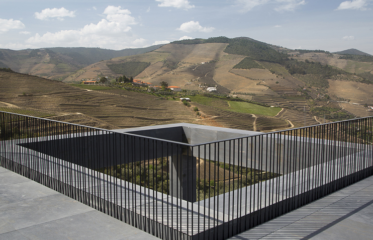 In/Out: Hotel Quinta Da Corte